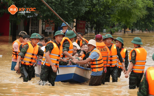 Trong thời điểm mưa bão và lũ lụt như hiện tại, việc nhập hàng nhanh chóng, đáp ứng kịp thời nhu cầu của người dân là vô cùng quan trọng